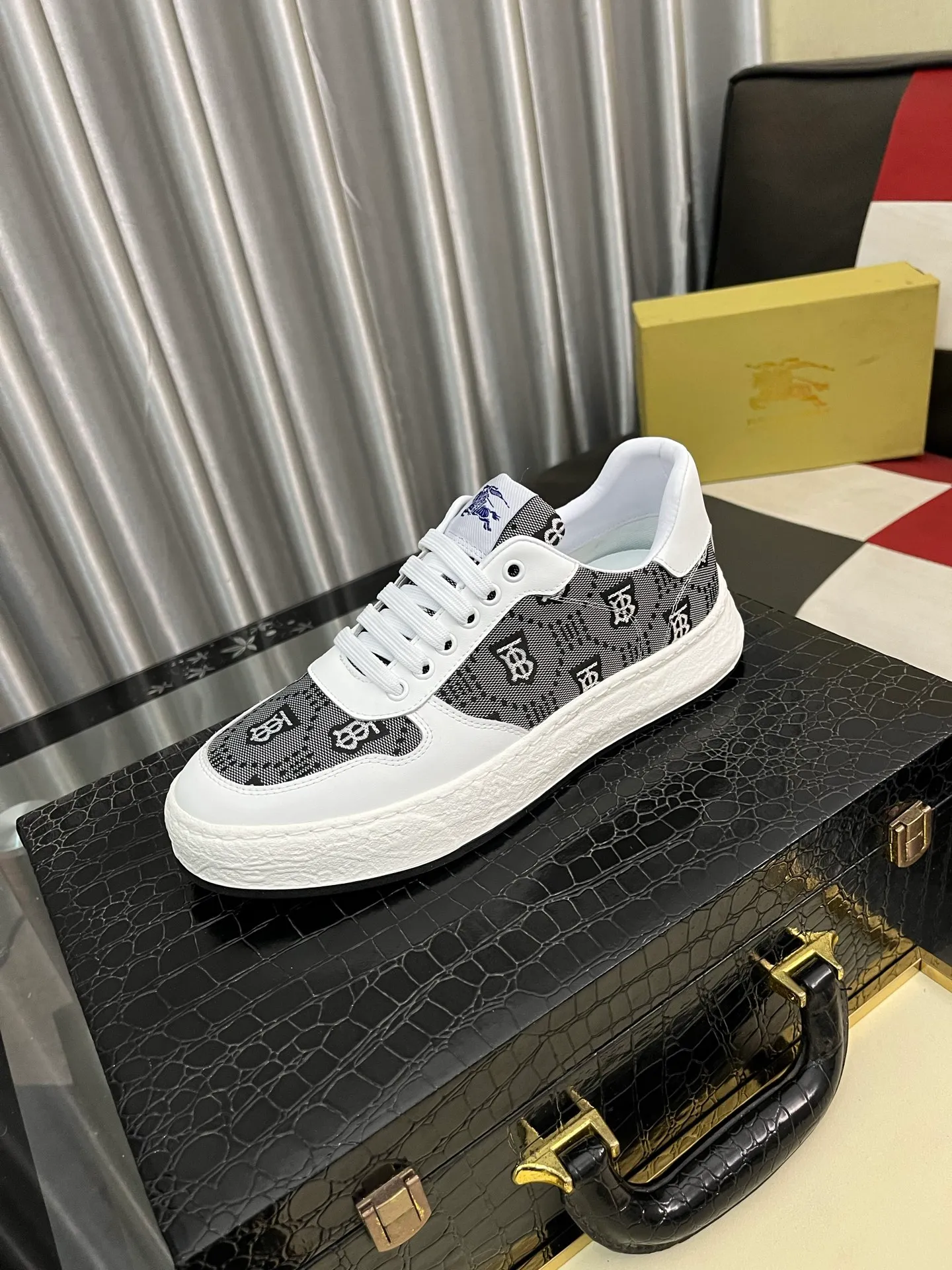 Men's Men's Shoes💰420⌚️⌚️Burberry---Size: 38-44 Burberry men's classic casual shoes! Imported silk cowhide combined with classic plaid fabric, fashionable and British style, imported calfskin lining, super soft and waxy, very comfortable on the feet! 2️⃣colors available